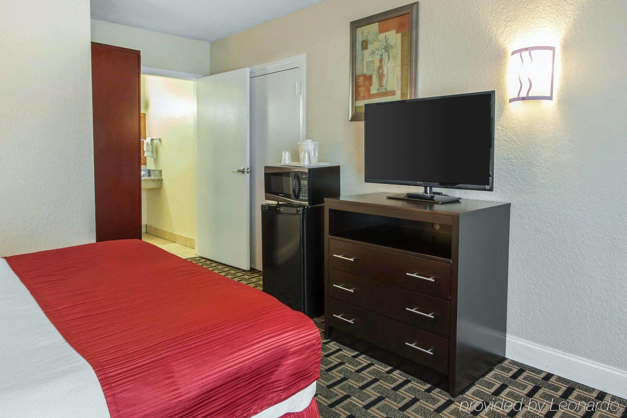 Quality Inn & Conference Center Tampa Extérieur photo